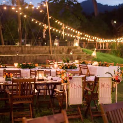 Stół imprezowy rozstawiony w ogrodzie